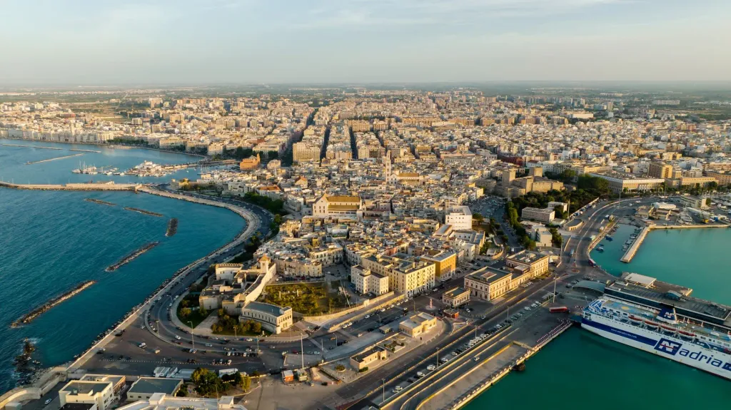 Vista aerea del lungomare e del porto di Bari al tramonto