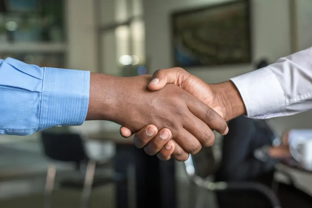 Primo piano di una stretta di mano tra partner in un contesto professionale