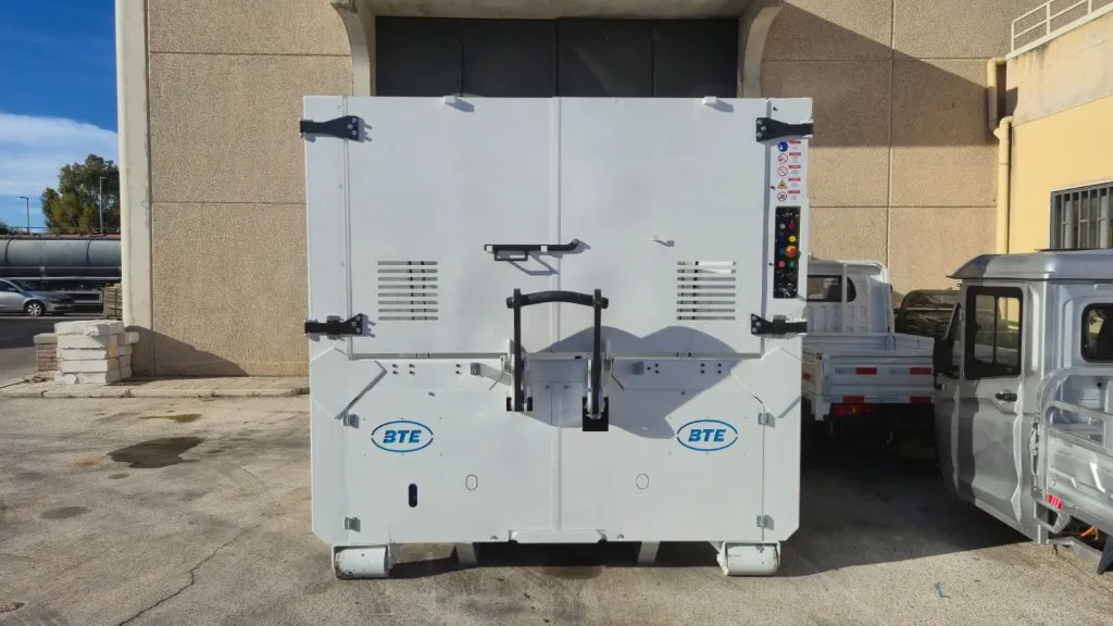 Front view of BTE hook-lift compactor