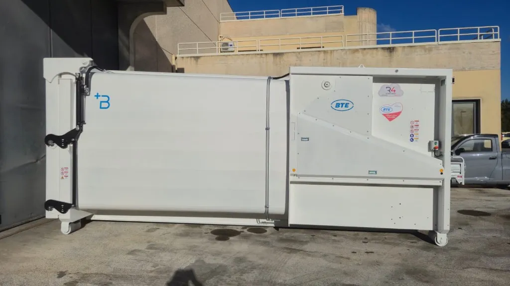 Side profile of BTE hook-lift compactor