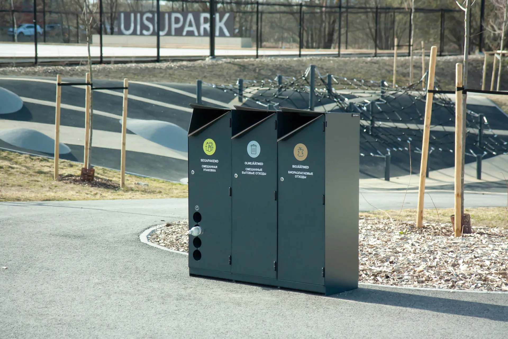 Extery Trio litter bin in an urban setting