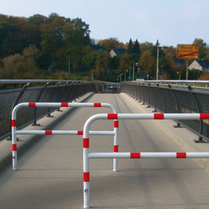 gamma completa di archetti parapedonali , barriere, dissuasori e protezioni industriali